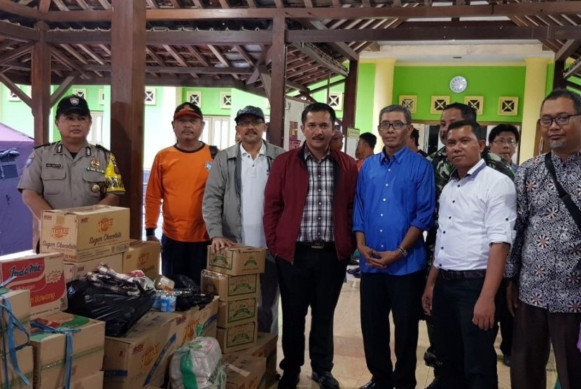 Anggota Komisi A DPRD Yogyakarta, dipimpin Eko Suwanto mengunjungi posko pengungsi Kebon Agung Bantul, Kamis (30/11)