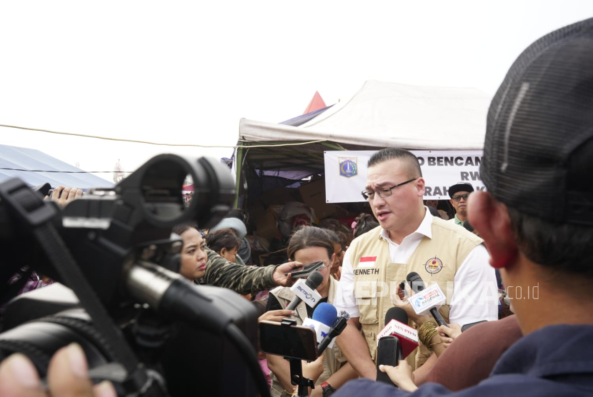 Anggota Komisi C DPRD Provinsi Jakarta Hardiyanto Kenneth mengunjungi lokasi pengungsian korban terdampak kebakaran di Penjaringan, Jakarta Utara.