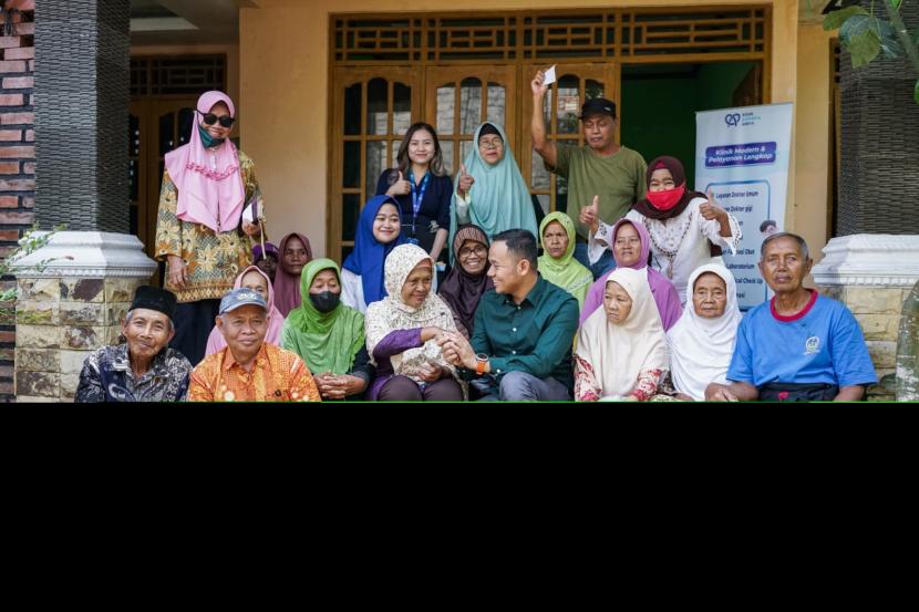 Anggota Komisi D DPRD Sleman, Raudi Akmal (tengah) bersama ibu-ibu Posyandu Prima di Kalurahan Tamanmartani, Kabupaten Sleman.