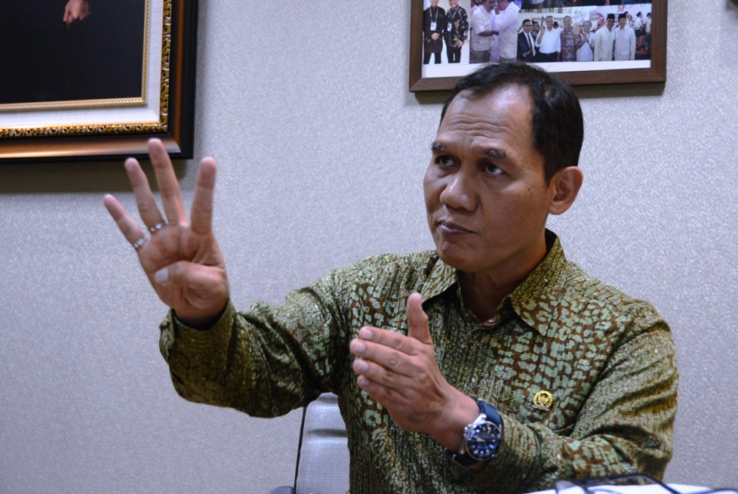 Ketua Masyarakat Transportasi Indonesia (MTI) Jawa Timur, Bambang Haryo Soekartono mendesak pemerintah turunkan harga BBM.