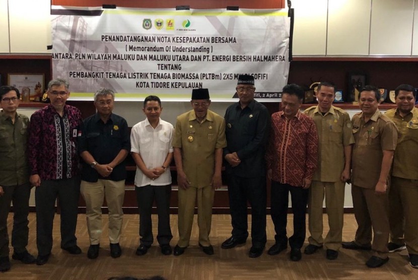 Anggota Komisi Energi DPR RI Tjatur Sapto Edy saat penandatangan MoU Pembangunan Pembangkit Listrik Tenaga Biomassa 2x5 MW (PLTBm) di Maluku Utara.