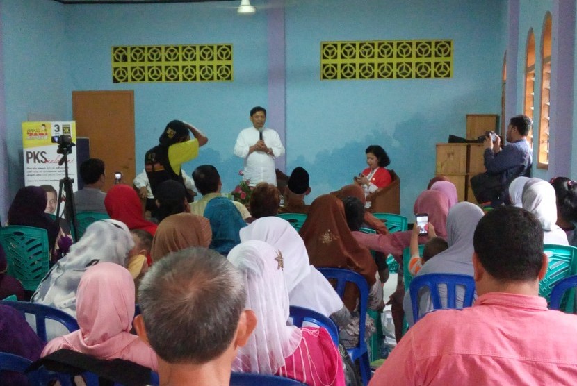 Anggota Komisi I DPR Ahmad Zainuddin saat memberi materi Sosialisasi 4 Pilar MPR (UUD NRI 1945, Pancasila, NKRI, dan Bhinneka Tunggal Ika) di Aula RW 02 RT 04, Gang Mas, Balimester, Jatinegara, Jakarta Timur, akhir pekan lalu.