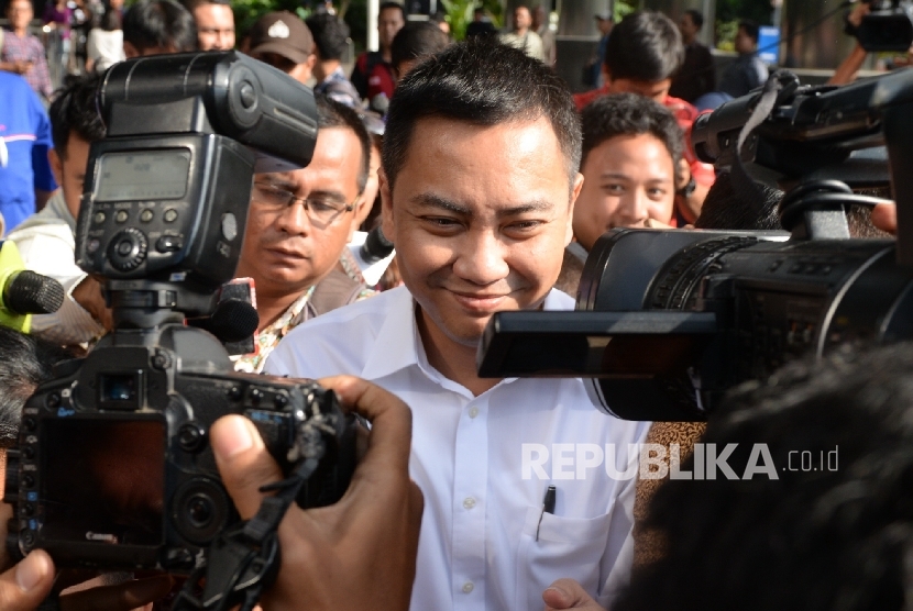Anggota Komisi I DPR dari fraksi Golkar Fayakhun Andriadi usai menjalani pemeriksaan di KPK, Jakarta, Selasa (25/4).