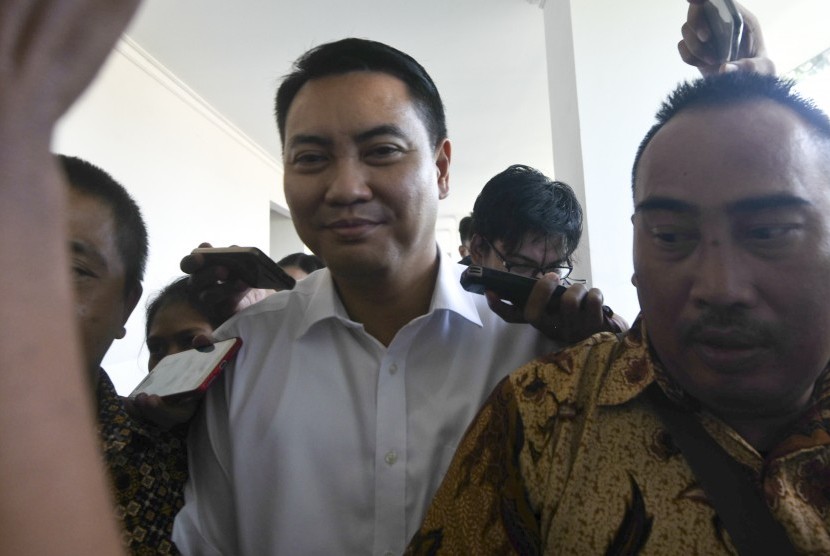 Anggota Komisi I DPR Fayakhun Andriadi meninggalkan ruang sidang seusai bersaksi dalam sidang kasus suap proyek pengadaan satelite monitoring Bakamla dengan terdakwa Nofel Hasan di Pengadilan Tipikor Jakarta, Rabu (31/1). 