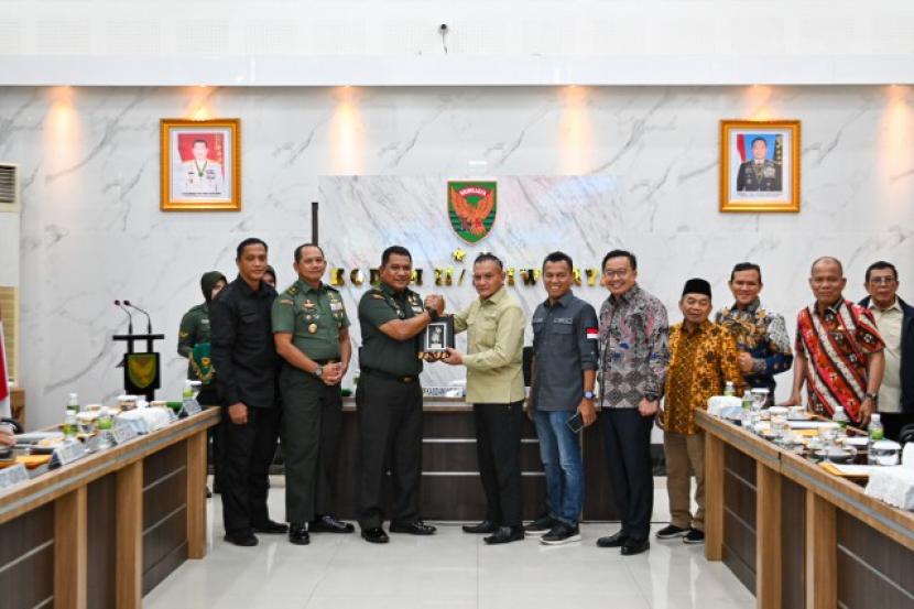 Anggota Komisi I DPR RI Letjen TNI (Purn) Lodewijk F. Paulus saat bertukar cenderamata usai melakukan pertemuan dengan Kasdam II/ Sriwijaya beserta jajaran di Markas Kodam II/Sriwijaya, Palembang, Sumatera Selatan.