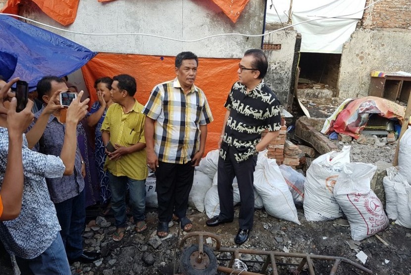 Anggota komisi I DPR RI, Tantowi Yahya saat mengunjungi korban kebakaran kelurahan Krukut, Jakarta Barat, Ahad (5/6).