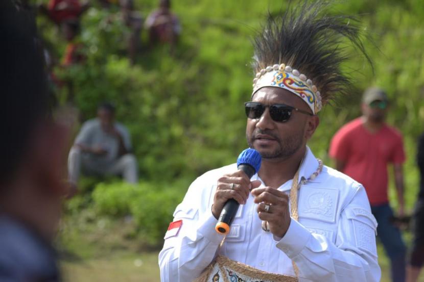 Anggota Komisi I DPR RI Yan Permenas Mandenas meminta dana otonomi khusus juga masuk ke sektor pendidikan. Hal ini, menurut dia agar pendidikan anak-anak asli Papua bisa sepenuhnya gratis.