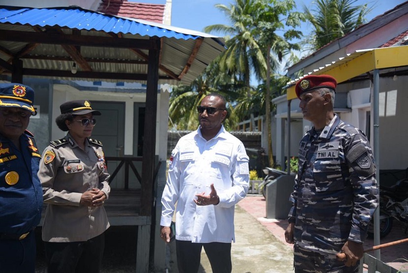 Anggota Komisi I DPR RI Yan Permenas Mandenas mengatakan bahwa Pangkalan TNI Angkatan Laut (Lanal) di Kabupaten Nabire provinsi Papua Tengah sampai saat ini belum dapat anggaran untuk kebutuhan sarana dan prasarana, untuk itu ia pun segera menyampaikan aspirasi tersebut ke Panglima TNI dan Kepala Staf Angkatan Laut (Kasal). 