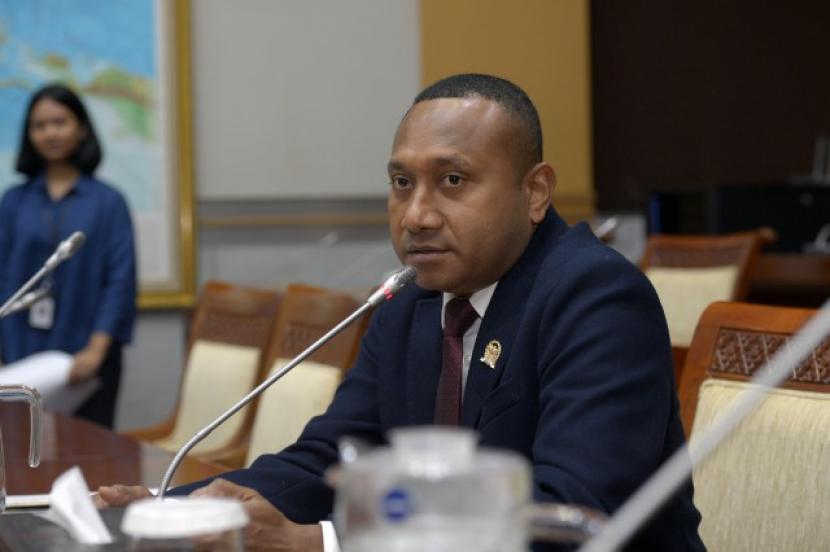  Anggota Komisi I DPR, Yan Permenas Mandenas, mengatakan akan mendorong percepatan pembangunan instalasi jaringan listrik dan akses internet di wilayah adat Meepago, Papua.