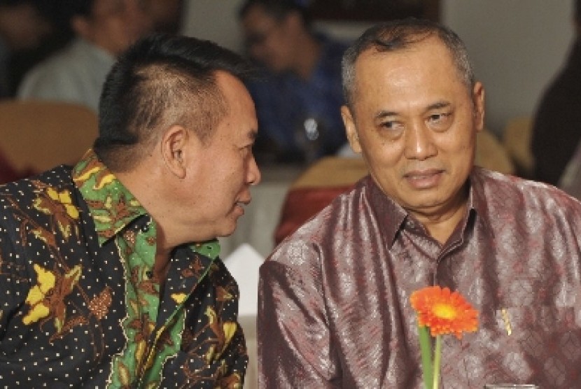 Anggota Komisi I DPR TB Hasanuddin (kiri).
