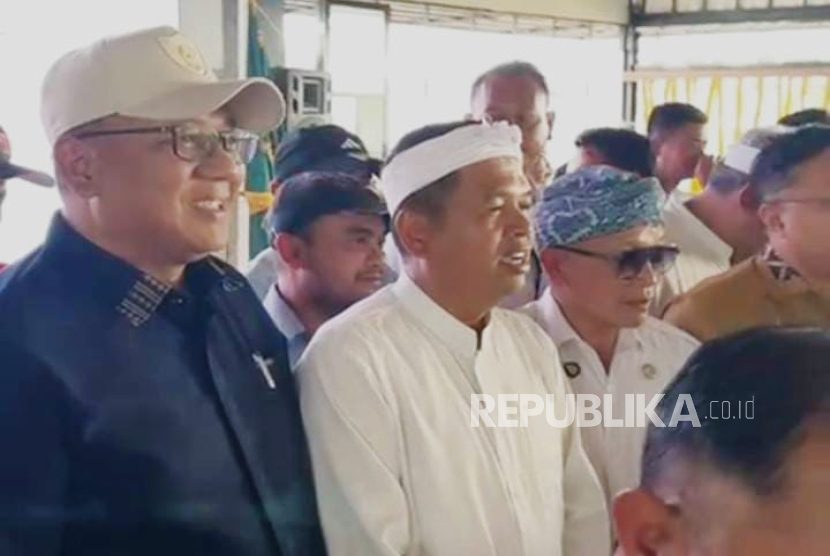Anggota Komisi I DPRD Jabar, Pradi Supriatna (kiri), bersama Gubernur Jabar Dedi Mulyadi (tengah) dan Ketua DPRD Jabar Buky Wibawa (kanan) saat rapat dengar pendapat bersama insan sepak bola Jawa Barat, Senin (24/11/25) di rooftop DPRD Jabar.