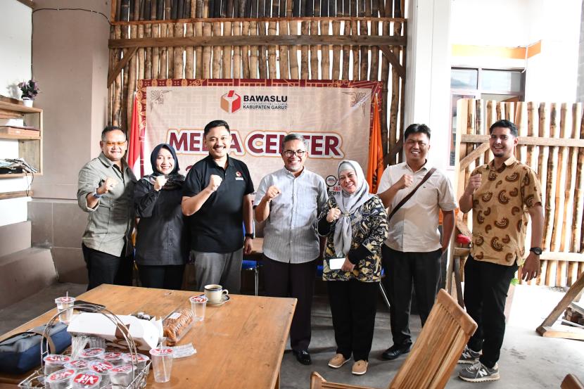 Anggota Komisi I DPRD Provinsi Jawa Barat Ahab Sihabudin saat kunjungan kerja ke Badan Pengawas Pemilihan Umum (Bawaslu) Kabupaten Garut, Selasa (13/2/2024). Kunjungan kerja tersebut dalam rangka pemantauan pelaksanaan Pemilu 2024.