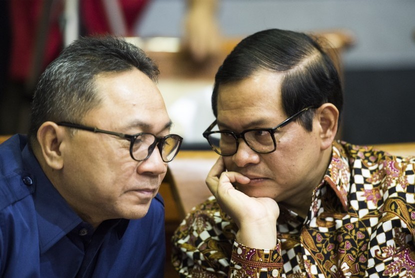 Anggota Komisi I F-PDI Perjuangan Pramono Anung (kanan) berbincang dengan Ketua MPR Zulkifli Hasan (kiri) saat uji kelayakan dan kepatutan Sutiyoso sebagai calon kepala BIN, di gedung DPR, Senayan, Jakarta, Selasa (30/6).