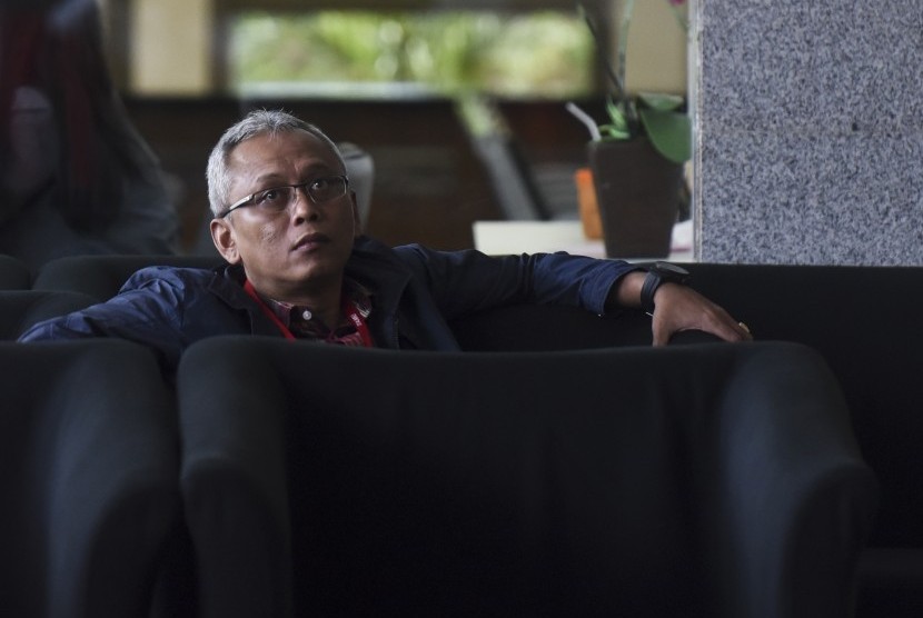 Anggota Komisi II DPR Arif Wibowo berada di ruamg tunggu sebelum menjalani pemeriksaan di gedung KPK, Jakarta, Rabu (5/7). 