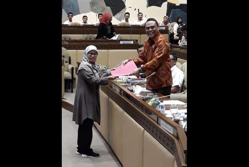 Anggota Komisi II DPR RI, Andi Mariattang menyerahkan berkas aspirasi kepada Menpan RB, Syafruddin di gedung Parlemen Senayan Selasa (18/9).