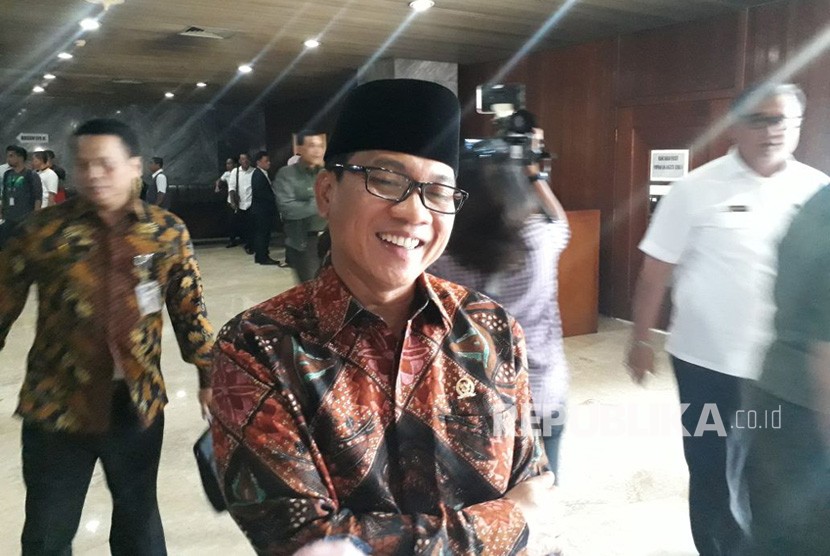Anggota Komisi II DPR-RI Fraksi PAN, Yandri Susanto lepas RDPU Perppu Ormas dengan Perwakilan Pemerintah di Kompleks Parlemen Senayan, Kamis (19/10).