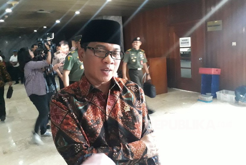 Anggota Komisi II DPR-RI Fraksi PAN, Yandri Susanto lepas RDPU Perppu Ormas dengan Perwakilan Pemerintah di Kompleks Parlemen Senayan, Kamis (19/10).