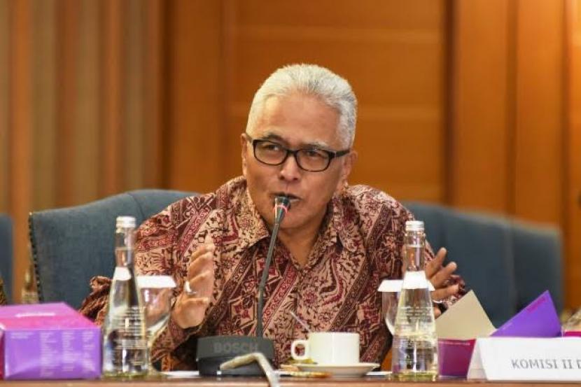  Anggota Komisi II DPR RI Guspardi Gaus menilai penjabat (Pj) kepala daerah tidak boleh merangkap jabatan struktural di eselon sebelumnya.