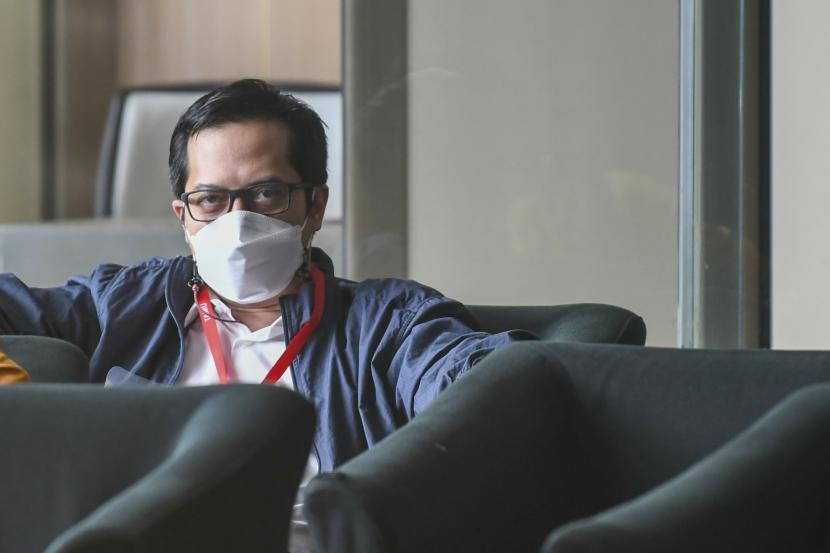 Anggota Komisi II DPR RI M Rakyan Ihsan Yunus duduk di ruang tunggu sebelum menjalani pemeriksaan di Gedung KPK, Jakarta, Kamis (25/2/2021). Ihsan dipanggil sebagai saksi untuk tersangka MJS (Matheus Joko Santoso) dalam kasus dugaan suap pengadaan bantuan sosial (bansos) COVID-19 untuk wilayah Jabodetabek tahun 2020.
