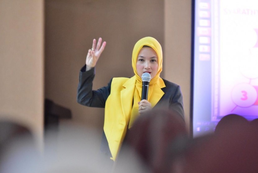 Anggota Komisi II DPRD Jabar, Siti Aisyah meresmikan Koperasi Siswa di empat sekolah di Bekasi, Kamis (25/10).