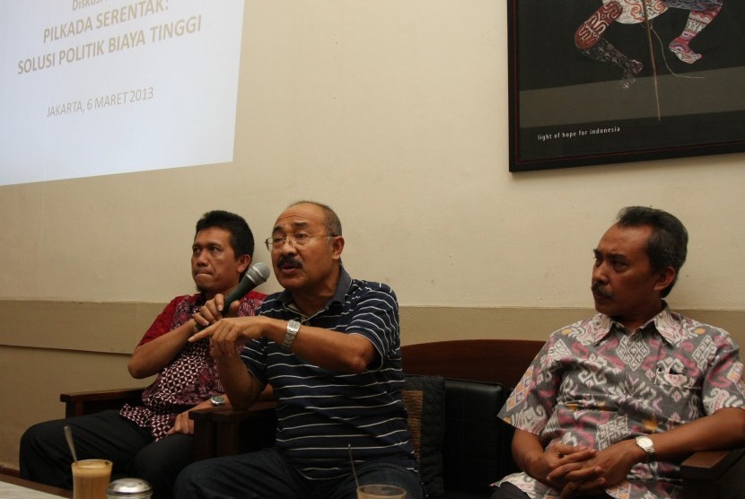 Anggota Komisi II Fraksi Partai Keadilan Sejahtera, Agoes Purnomo (kiri), Senior Advisor Kemitraan, Ramlan Surbakti (tengah), Peneliti Senior LIPI, Syamsuddin Haris (kanan) 