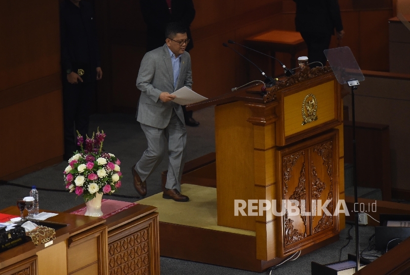 Anggota Komisi III dari Fraksi Nasdem Taufiqulhadi bersiap membacakan surat usulan pengajuan hak angket KPK dalam Rapat Paripurna DPR di Kompleks Parlemen, Senayan, Jakarta, Jumat (28/4). 