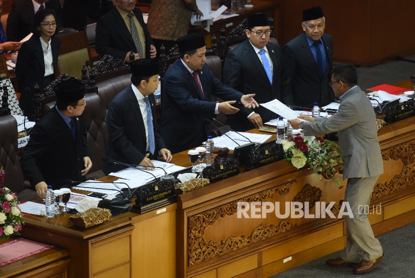 Anggota Komisi III dari Fraksi Nasdem Taufiqulhadi (kanan) memberikan surat usulan pengajuan hak angket KPK kepada pimpinan DPR dalam Rapat Paripurna di Kompleks Parlemen, Senayan, Jakarta, Jumat (28/4).