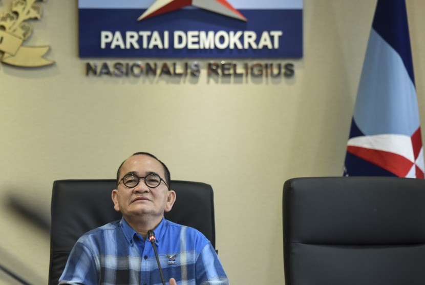 Anggota Komisi III DPR fraksi Partai Demokrat Ruhut Sitompul memberikan keterangan terkait penonaktifan dirinya dari jabatan koordinator juru bicara Partai Demokrat di Kompleks Parlemen, Senayan, Jakarta, Senin (22/8).