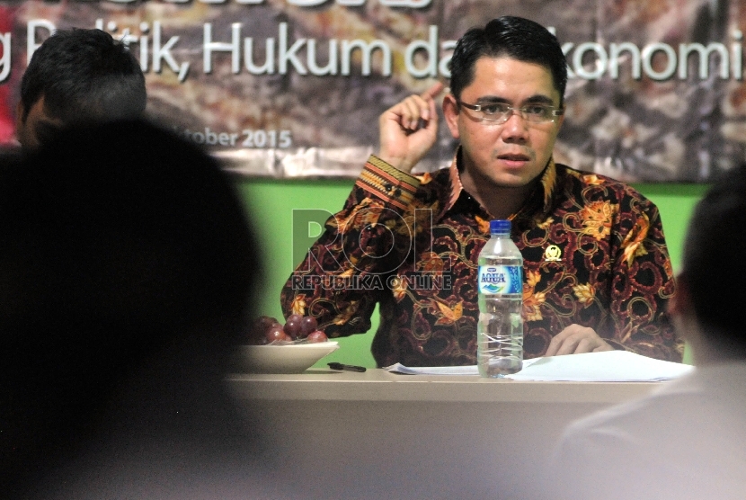 Anggota Komisi III DPR Fraksi PDIP Arteria Dahlan saat hadir sebagai pembicara dalam diskusi publik Satu tahun pemerintahan Jokowi-JK di Sekretariat Kaukus Muda Indonesia (KMI), Jakarta, Kamis (15/10). 
