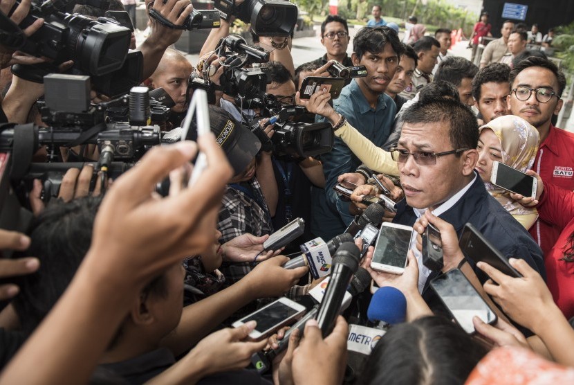Anggota Komisi III DPR Masinton Pasaribu (kanan) memberikan keterangan kepada wartawan terkait kedatangannya di gedung KPK, Jakarta, Selasa (15/8). 