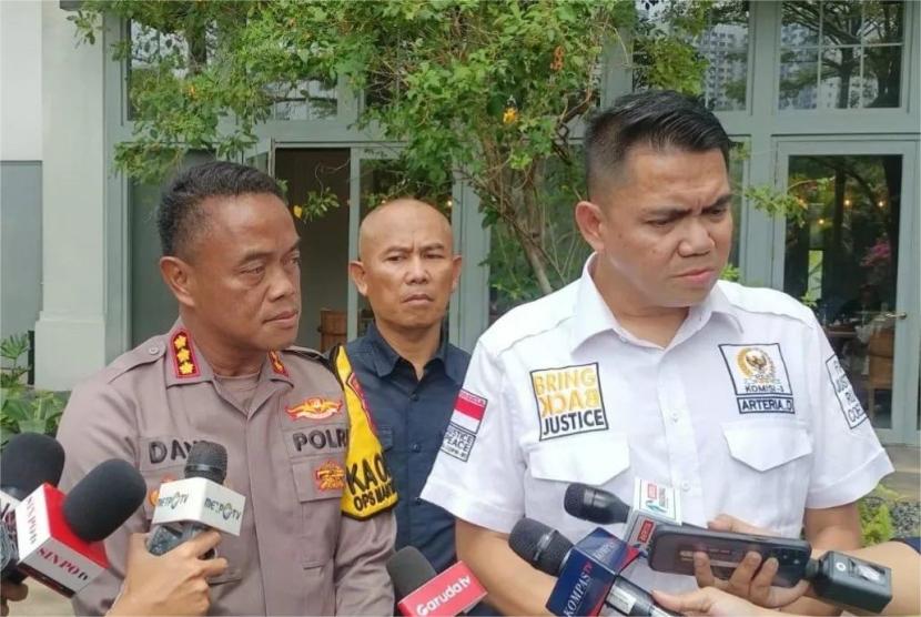 Anggota Komisi III DPR RI Arteria Dahlan bersama Kapolrestro Bekasi Kota Kombes Dani Hamdani.