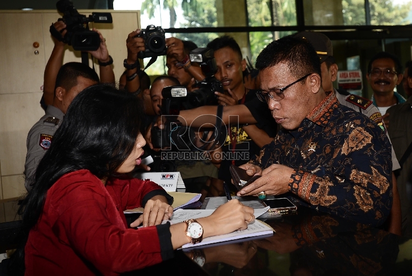 Anggota Komisi III DPR RI asal Fraksi PDI Perjuangan, Masinton Pasaribu memasuki gedung untuk memberikan laporan kepada bagian pengaduan masyarakat KPK, Jakarta, Selasa (22/9). 