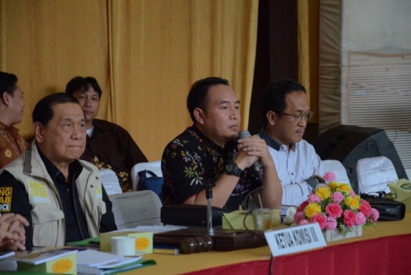 Anggota Komisi III DPR, Didik Mukrianto (tengah).