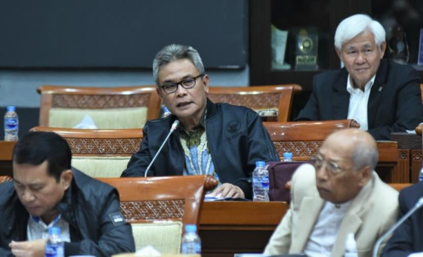 Anggota Komisi III DPR RI Johan Budi SP pada sesi tanya jawab di Ruang Rapat Komisi III DPR RI, Nusantara II DPR RI, Senayan, Jakarta, Rabu (29/3/2023).