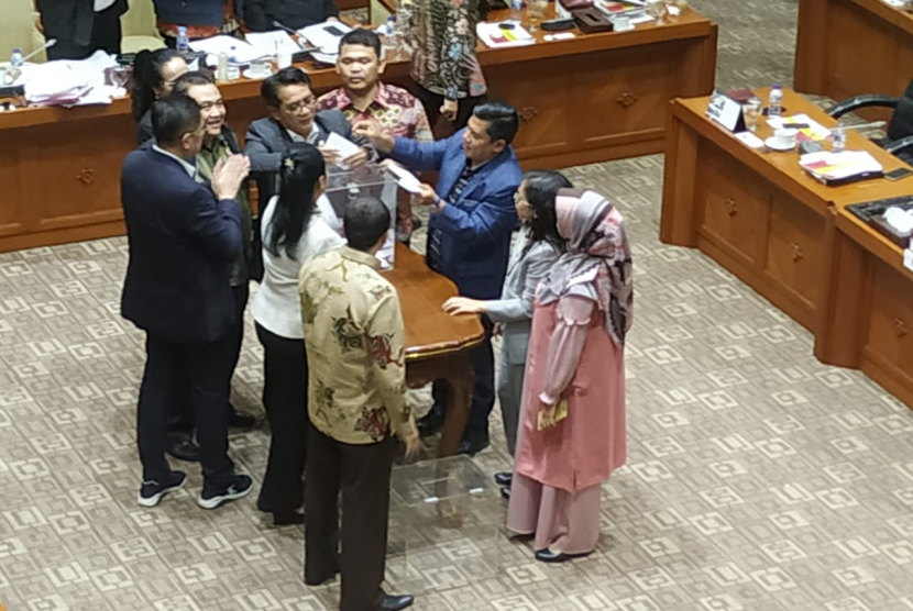 Anggota Komisi III DPR RI melakukan proses penghitungan calon pimpinan KPK di Kompleks Parlemen, Senayan, Jumat (13/9) dini hari. 