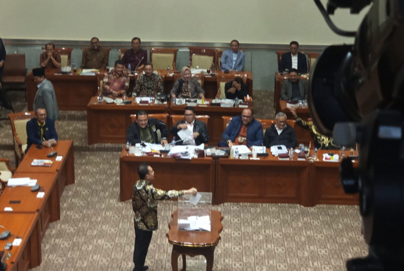 Anggota Komisi III DPR RI menggunakan hak suara dalam penentuan calon pimpinan KPK, Jumat (13/9) dini hari. 