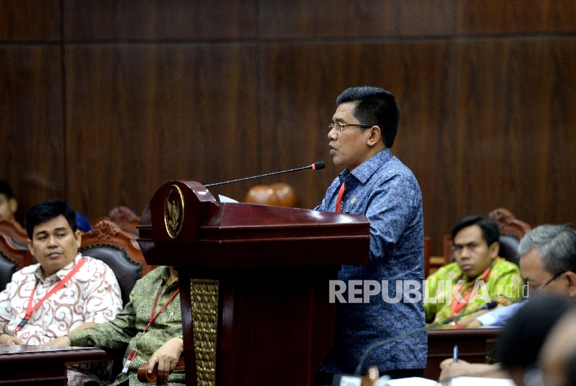 Anggota Komisi III DPR RI Muslim Ayub memberikan keterangan pada sidang gugatan UU Jaminan Produk Halal (JPH) di Mahkamah Konstitusi, Jakarta, Kamis (20/7).