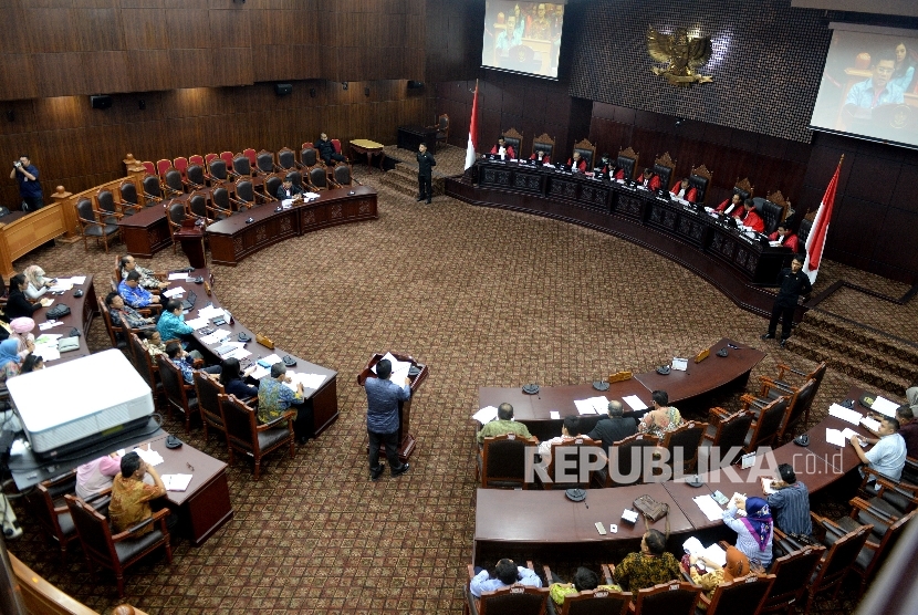 Anggota Komisi III DPR RI Muslim Ayub (tengah) memberikan keterangan pada sidang gugatan UU Jaminan Produk Halal (JPH) di Mahkamah Konstitusi, Jakarta, Kamis (20/7). 