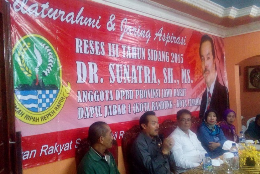 Anggota Komisi III DPRD Jawa Barat Sunatra (kedua dari kiri) berbicara dalam acara Silaturahmi dan Jaring Aspirasi Reses.