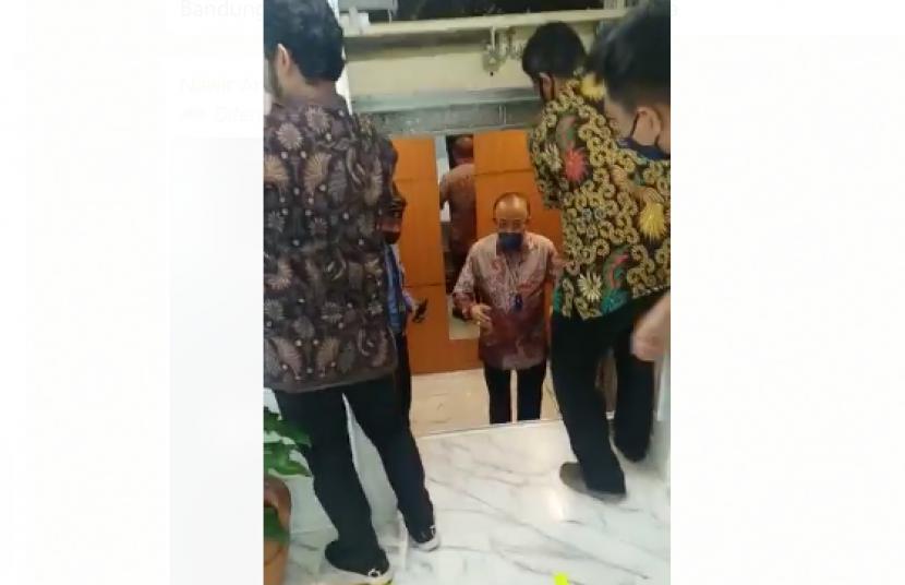  Anggota Komisi IV DPR Fraksi Partai Gerindra Darori Wonodipuro baru saja terjebak di lift Gedung Nusantara I, Kompleks Parlemen, Jakarta.