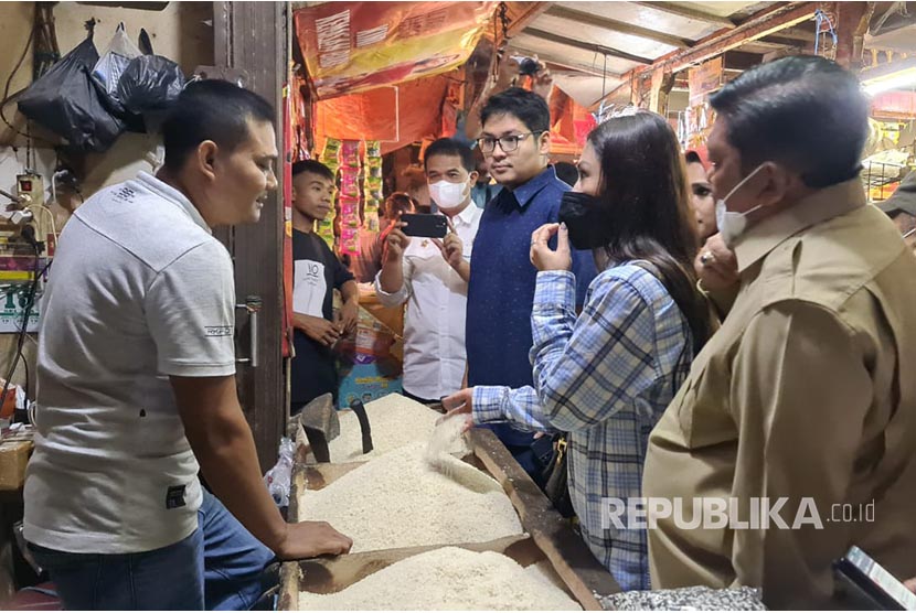 Anggota Komisi IV DPR RI didampingi Kementerian Pertanian (Kementan), Badan Pangan Nasional (Bapanas), Perum Bulog dan ID Food melakukan kunjungan kerja ke penggilingan padi (Rice Milling Unit/RMU) dan pasar di Kota Serang, Provinsi Banten, Selasa (13/12/2022).