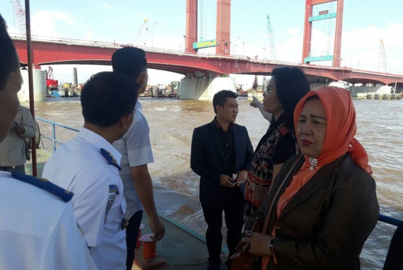 Anggota Komisi IV DPRD Sumatra Selatan meninjau langsung kondisi Jembatan Ampera setelah ditabrak kapal tongkang pengangkut batu bara