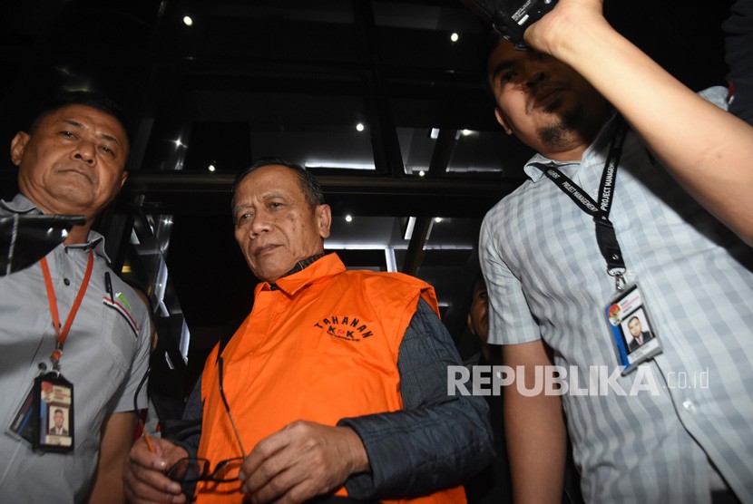 Anggota Komisi IX DPR Fraksi Partai Demokrat Amin Santono (tengah) mengenakan rompi tahanan KPK seusai menjalani pemeriksaan pasca-operasi tangkap tangan di Gedung KPK, Jakarta, Ahad (6/5) dinihari. 