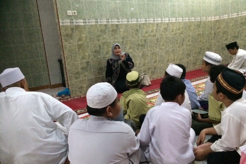 Anggota Komisi IX DPR Siti Masrifah di antara warga Cipondoh Makmur, Kota Tangerang, Sabtu (8/8)