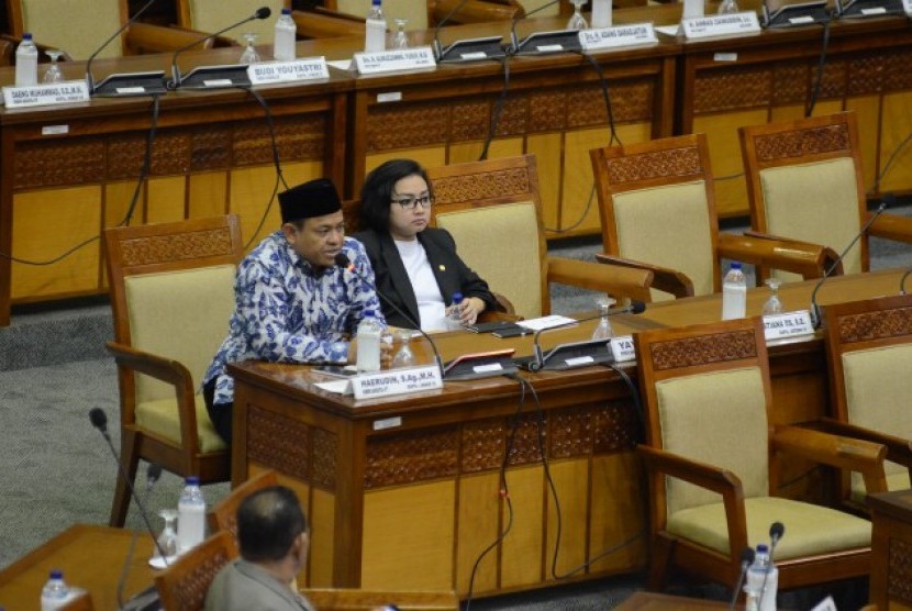 Anggota Komisi IX Haerudin saat interupsi di sidang paripurna, Senayan, Jakarta, Kamis (6/7).