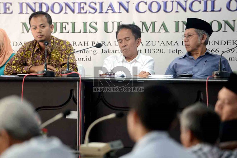  Anggota Komisi Penyiaran Indonesia (KPI), Iddi Muzayat (kiri) memaparkan hasil pantauan tayangan Ramadhan di Kantor MUI, Jakarta, Selasa (23/7).    (Republika/Agung Supriyanto)
