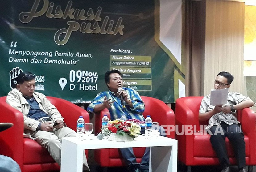 Anggota Komisi V DPR, M Nizar Zahro,  dalam diskusi bertajuk 'Menyogsong Pemilu Aman, Damai dan Demokratis' yang digelar di D'Hotel, Setiabudi, Jakarta Selatan, Kamis (9/11). Nizar mengungkapkan calon kepala daerah cenderung tidak siap kalah dalam Pilkada. 