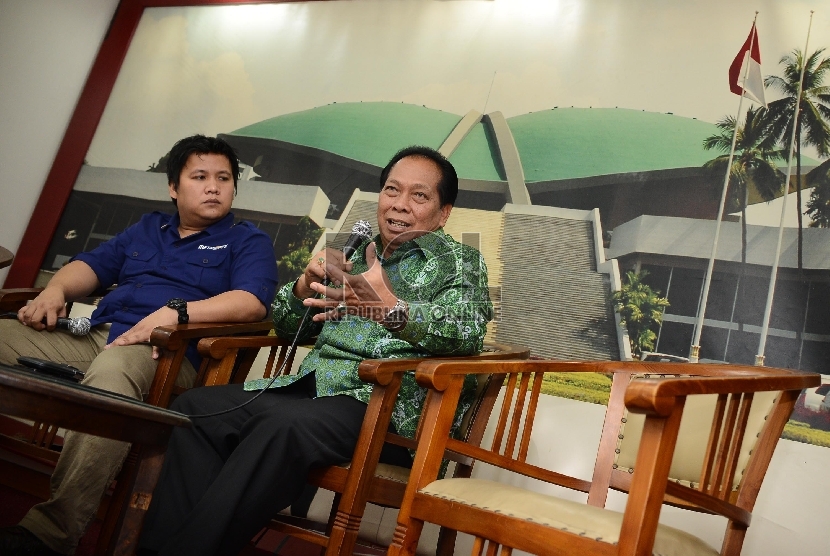  Anggota Komisi V DPR RI, Anton Sihombing (kanan) memberikan penyampaian mengenai permasalahan pelabuhan Indonesia di ruangan Media Centre, DPR RI, Jakarta, Jumat (19/6). (Republika/Raisan Al Farisi)