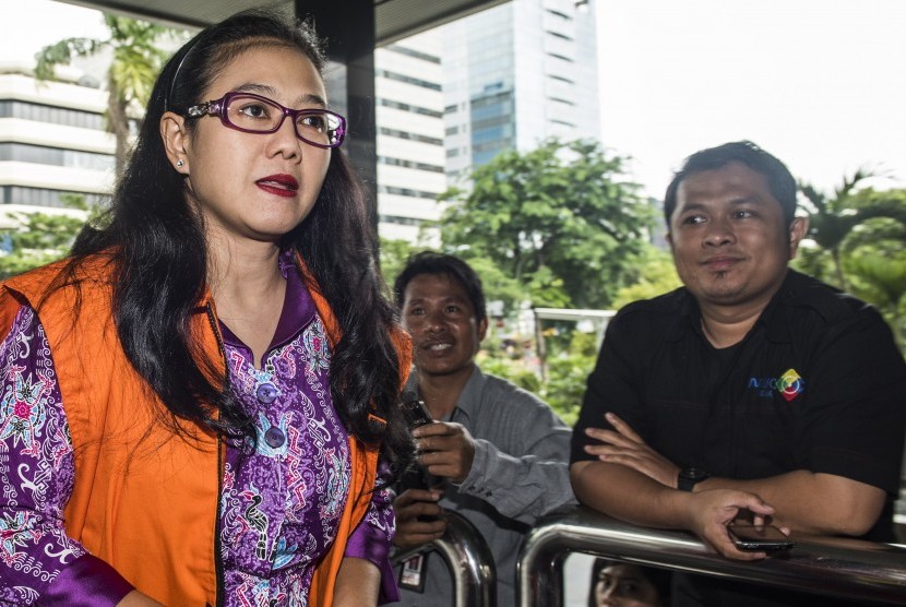 Anggota Komisi V DPR RI Damayanti Wisnu Putranti berjalan menuju gedung KPK untuk menjalani pemeriksaan sebagai tersangka di Jakarta, Senin (29/2). 