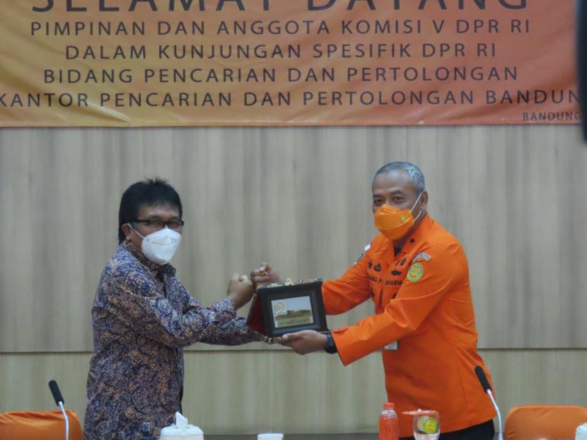 Anggota Komisi V DPR RI saat kunjungan kerja ke Kantor SAR Bandung.
